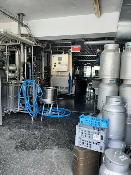 Es ist Nachmittag und die Käserei ist frisch geputzt