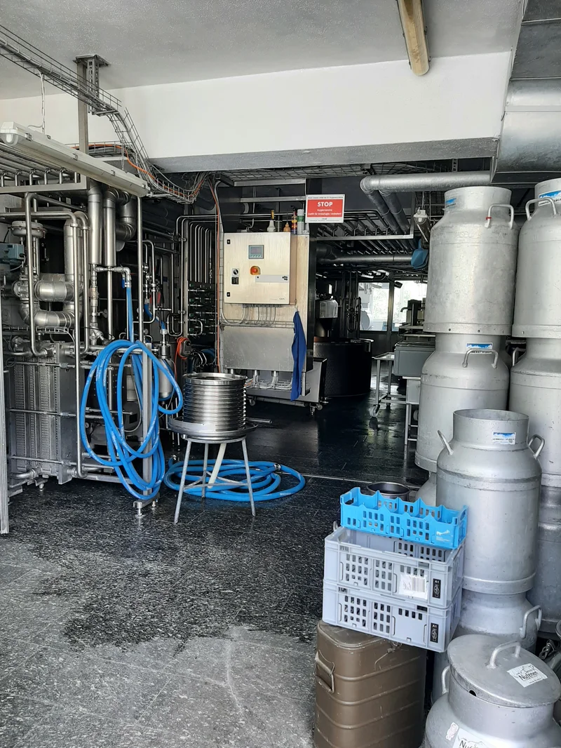 Es ist Nachmittag und die Käserei ist frisch geputzt