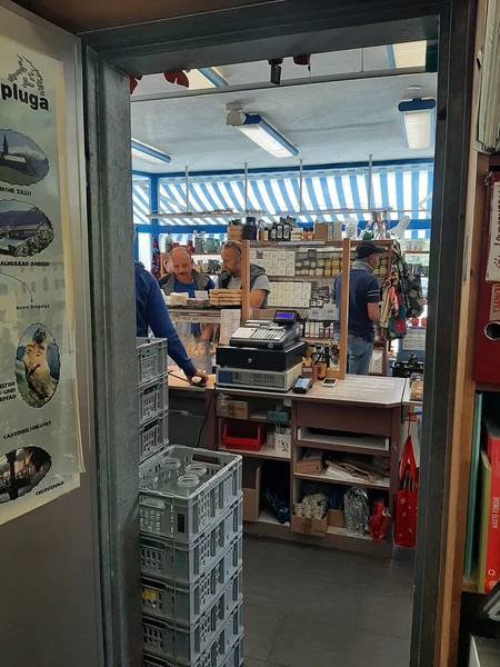 Sennerei und Verkaufsladen arbeiten Hand in Hand