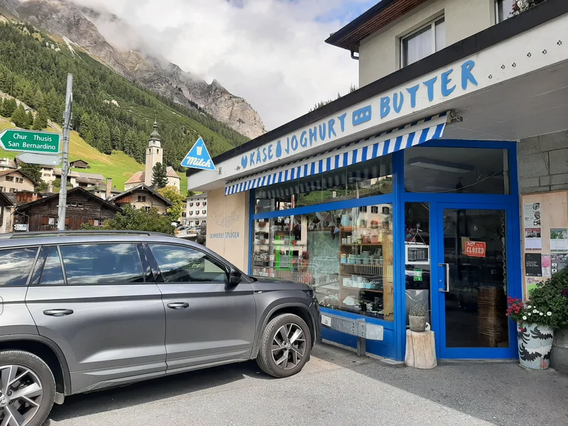 Viele Touristen stoppen kurz vor der Sennerei auf ihrer Fahrt über den Pass