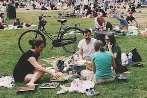 people-2606317_1280_300_200